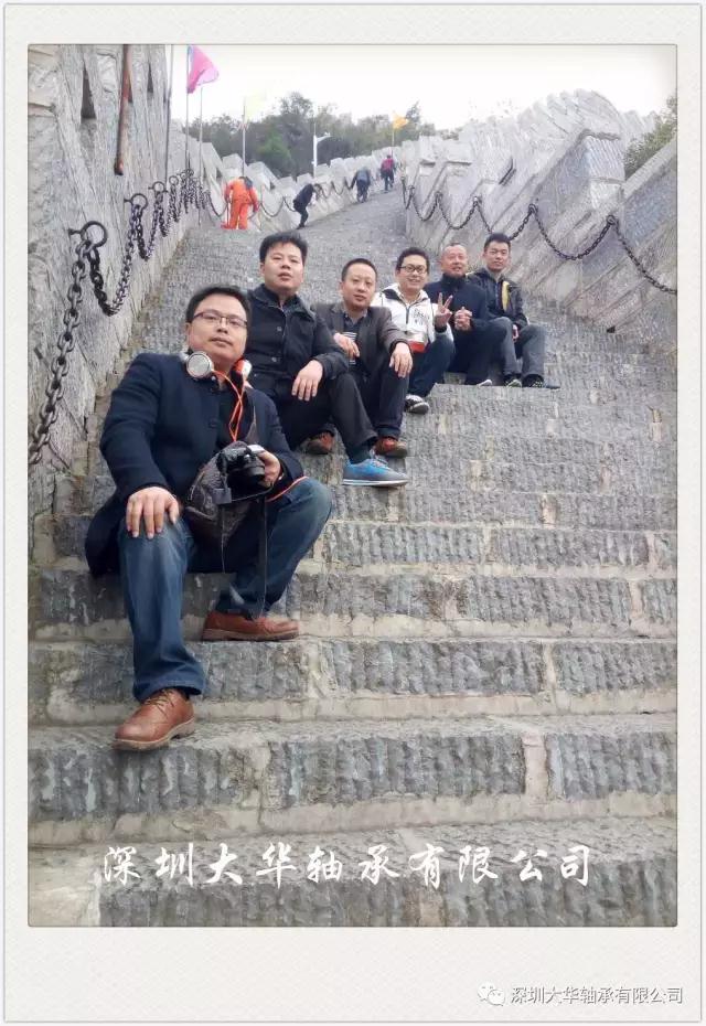 古城墻，坐在最前邊的是號稱體重130的時尚達(dá)人—九哥